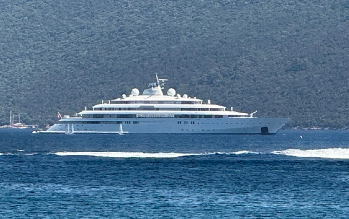 150 milyon dolarlık &lsquo;y&uuml;zen saray&rsquo; Bodrum&rsquo;a demirledi