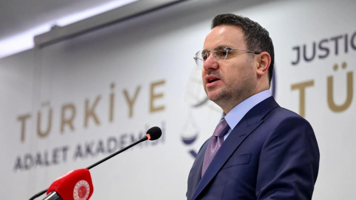 Bakan G&uuml;rlek: 95 g&ouml;zaltı, 1104 hesaba erişim engeli getirildi