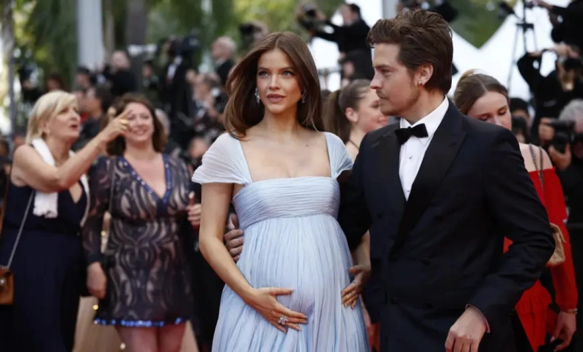 Barbara Palvin ve Dylan Sprouse &ccedil;iftinin bebek sevinci