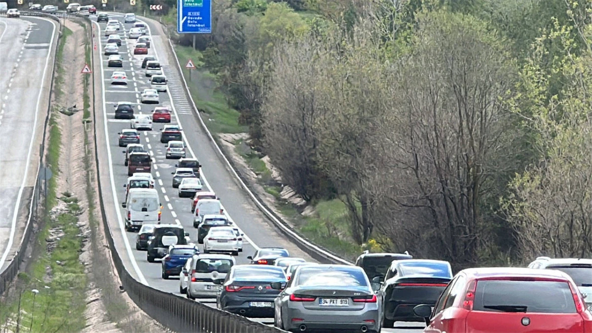 Bayram d&ouml;n&uuml;ş&uuml; başladı! Trafik durma noktasına geldi