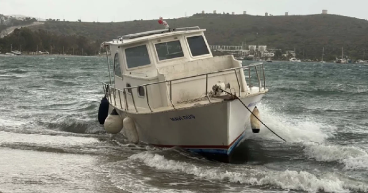 Bodrum'da şiddetli fırtına: Tekneler karaya oturdu, seferler iptal edildi!