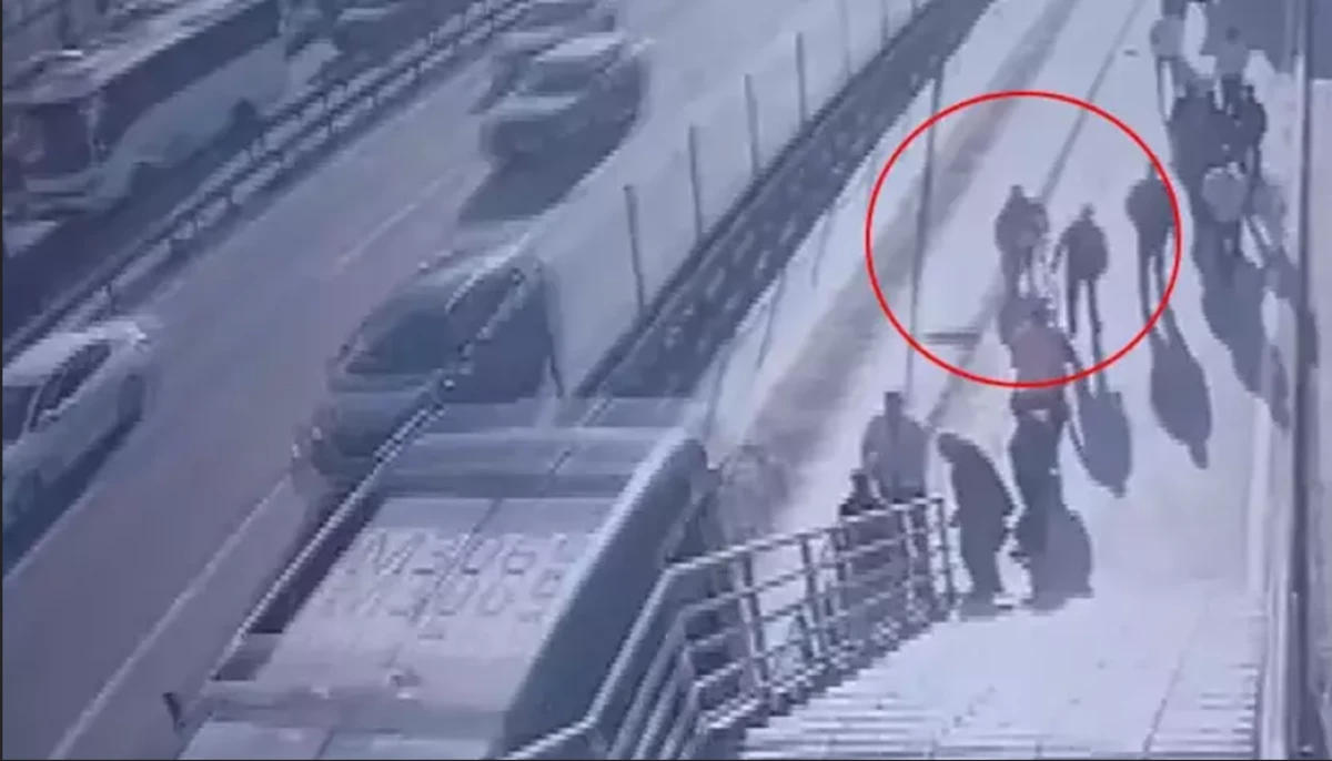 Cevizlibağ'da metrobüsün çarptığı engelli yolcu hayatını kaybetti