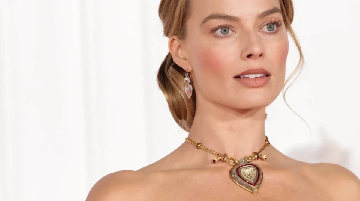 D&uuml;nyaca &uuml;nl&uuml; oyuncunun 8 milyon dolarlık kolyesi g&uuml;ndem oldu!