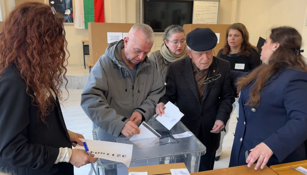 Erken se&ccedil;im i&ccedil;in Avcılar&rsquo;da sandık başına gittiler