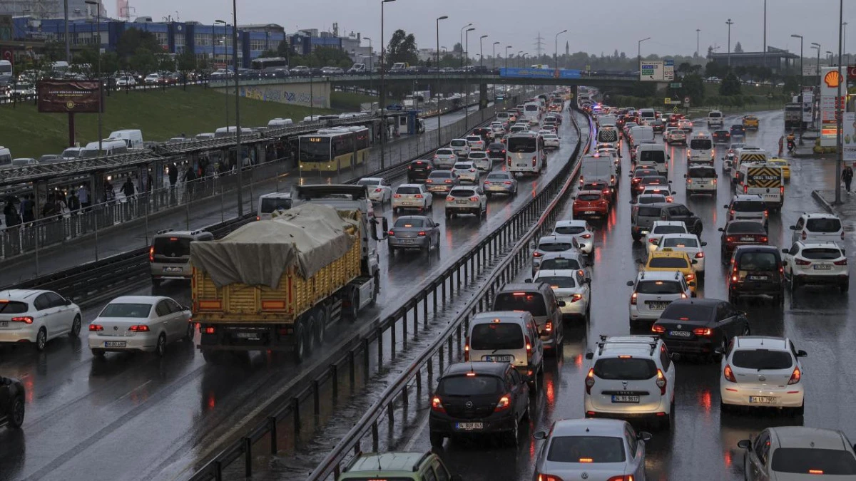 İstanbul’da sağanak yağış kent trafiğini yavaşlattı