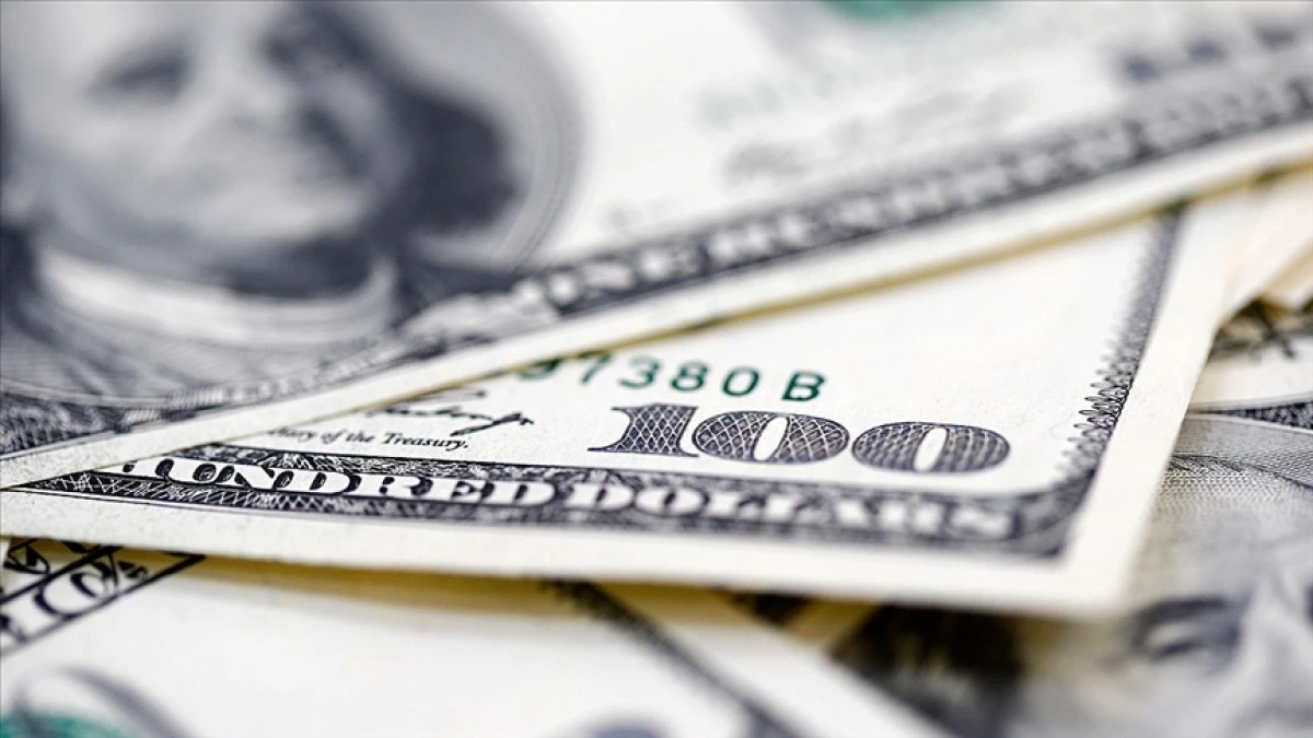 İşte dolar ve eurodan ilk rakamlar... Biri y&uuml;kseldi biri d&uuml;şt&uuml;