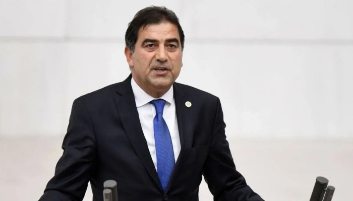 İYİ Parti&rsquo;de Yaprak D&ouml;k&uuml;m&uuml; S&uuml;r&uuml;yor: &Uuml;nal Karaman İstifa Etti