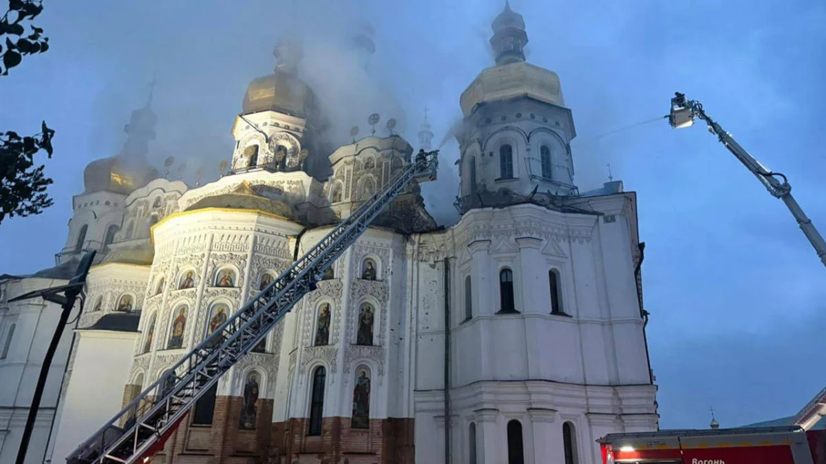 Kiev&rsquo;de korkutan anlar! Rus saldırısı sonrası katedralde yangın