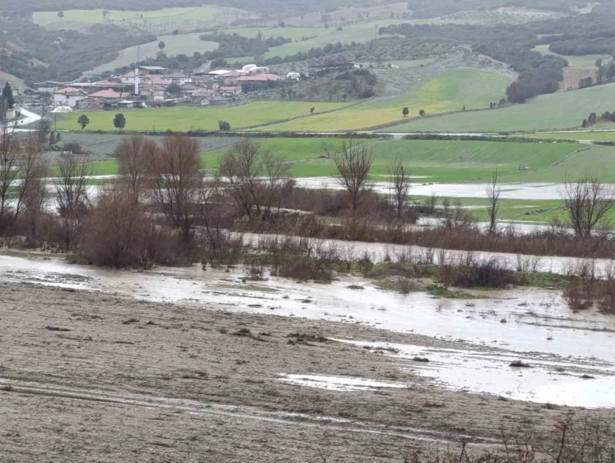 Manisa'da yağış sonrası Selendi &Ccedil;ayı taştı