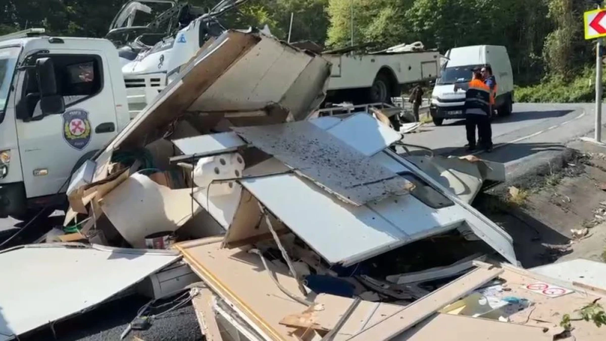 Sarıyer'de feci kaza! Karavan par&ccedil;alara ayrıldı, s&uuml;r&uuml;c&uuml; &ouml;ld&uuml;