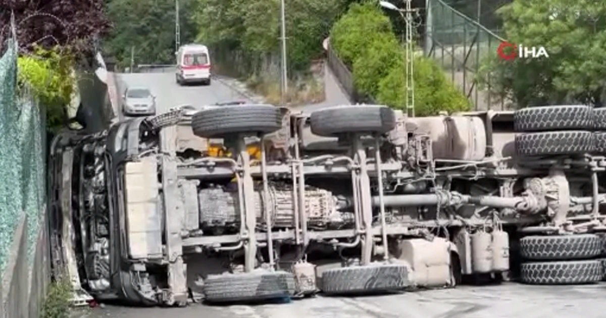 Sarıyer&rsquo;de moloz y&uuml;kl&uuml; kamyon devrildi! S&uuml;r&uuml;c&uuml; yaralı