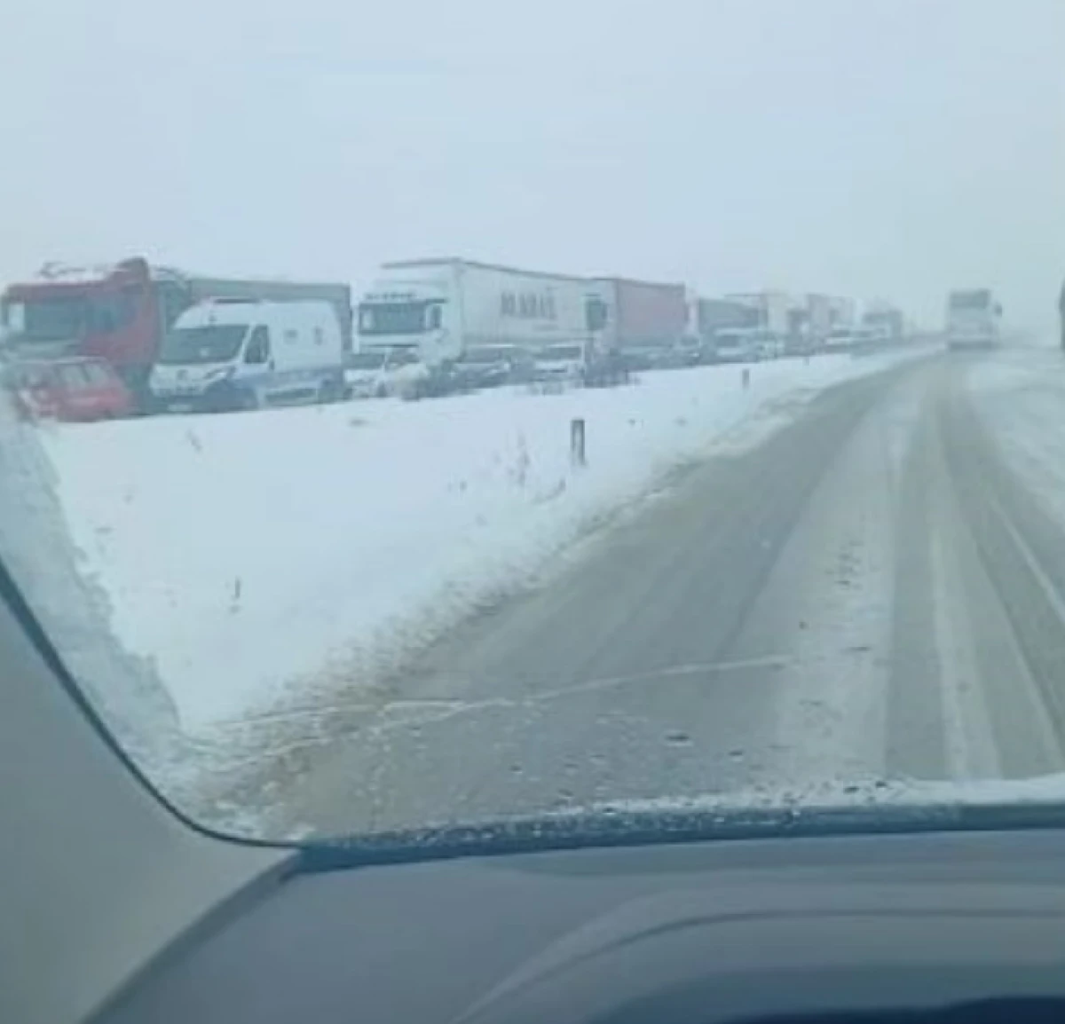 Sivas'ta kar ulaşıma ket vurdu: Şehirlerarası bazı yollar trafiğe kapatıldı!