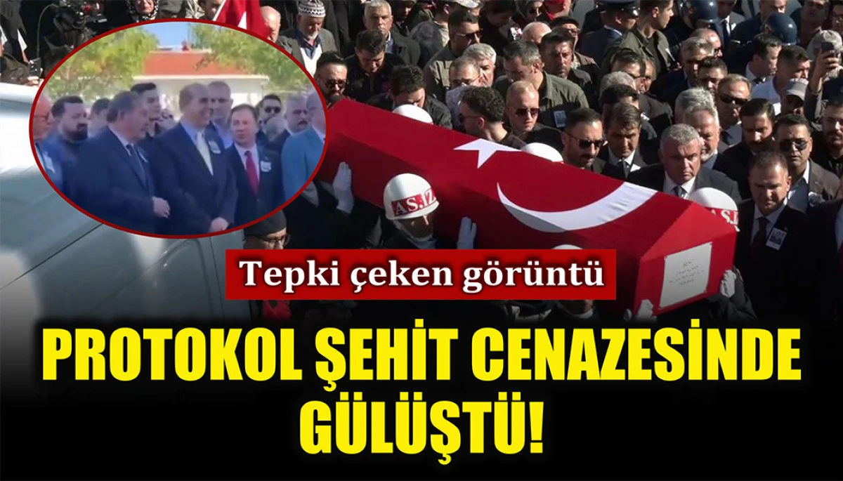 Tepki &ccedil;eken g&ouml;r&uuml;nt&uuml;: Protokol şehit cenazesinde g&uuml;l&uuml;şt&uuml;