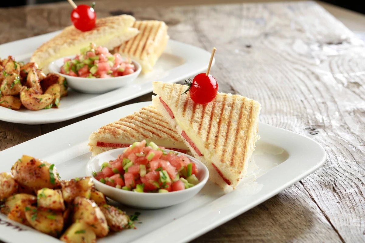 Trabzon'da t&uuml;ketim tarihi ge&ccedil;miş &uuml;r&uuml;n hastanelik etti!